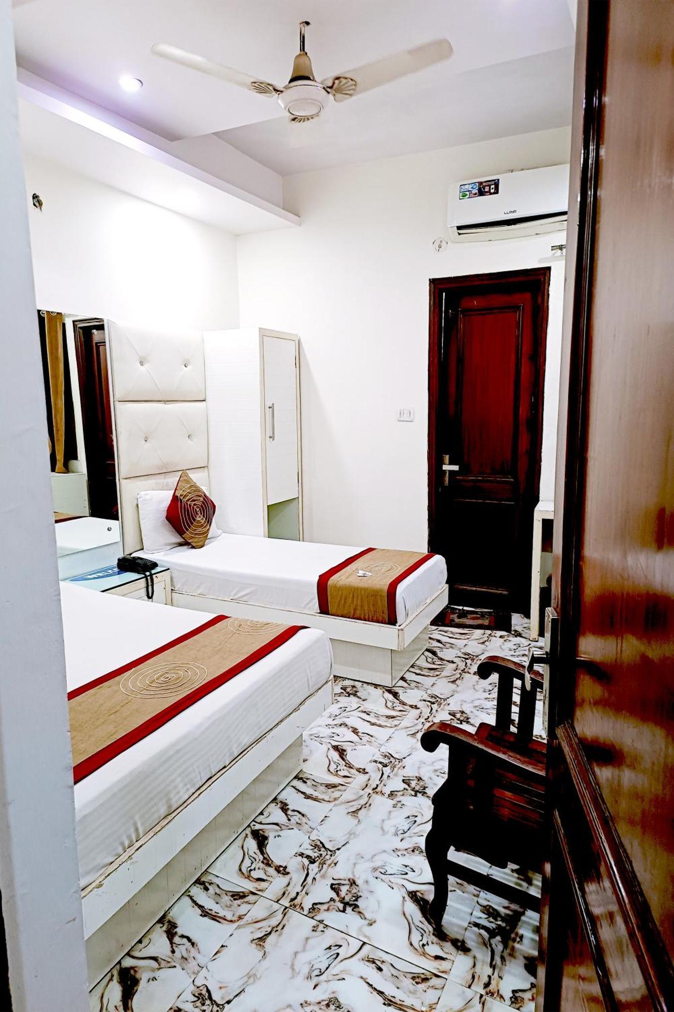 Hotel Crystal Deluxe At New Delhi Railway Station Exterior foto